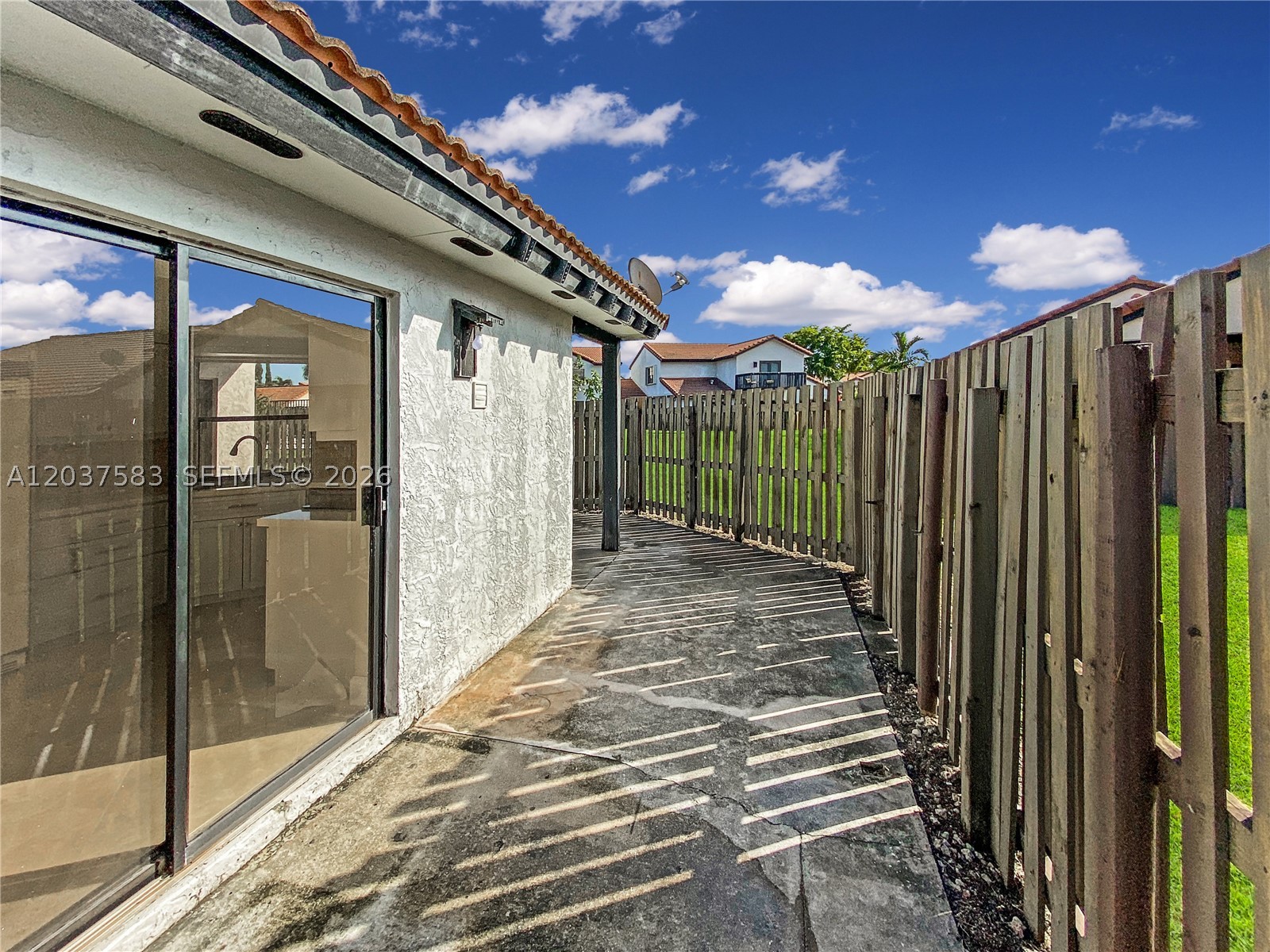 LAKES MEADOW VILG HOMES C - Residential Lease