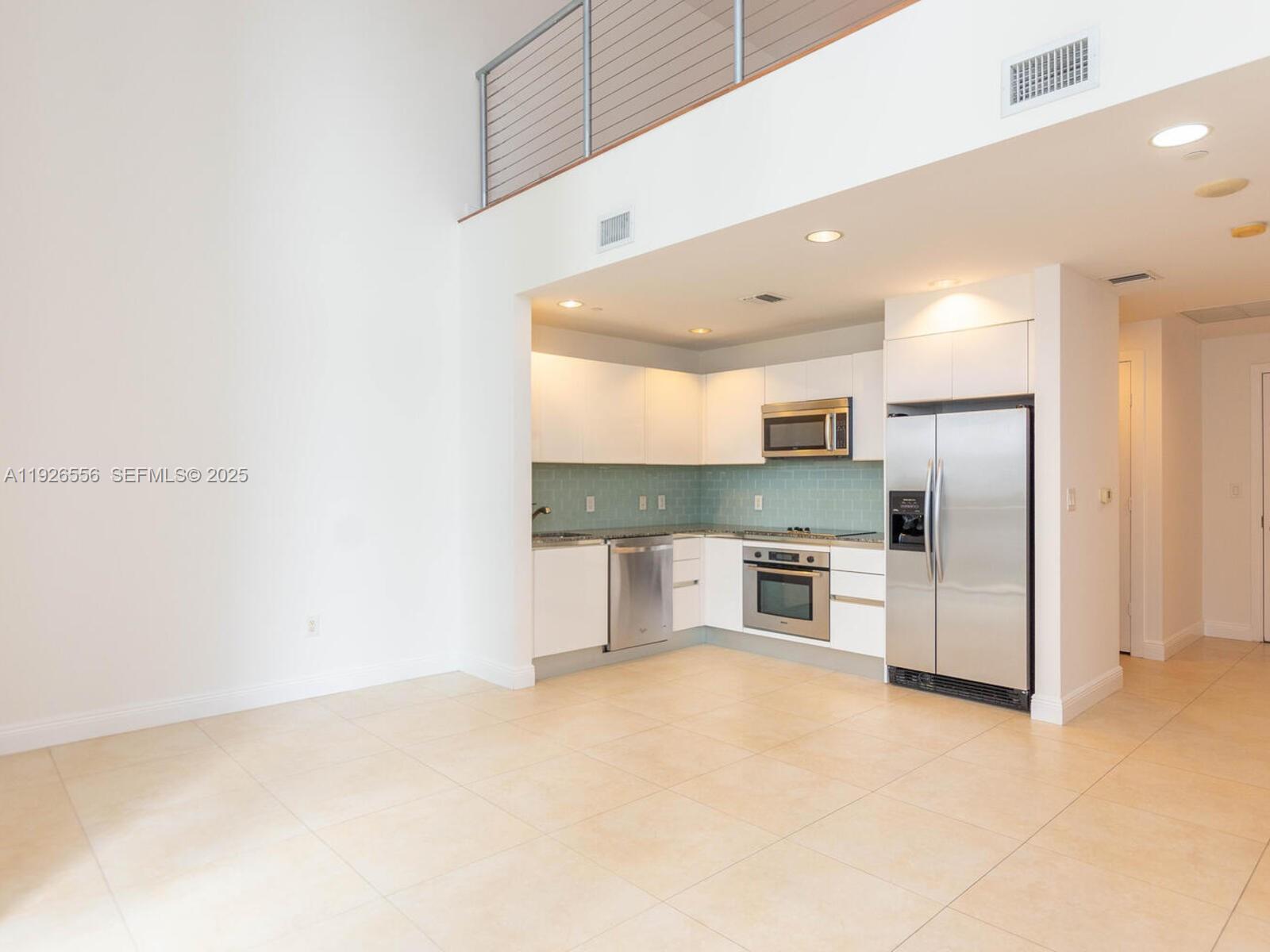 Brickell Loft – Investment with Guaranteed Income
1050 Brickell Ave, Unit 606 | 1 Bed + Den | 1.5 Bath | 1,040 sq ft | Modern two-level loft with double-height ceilings, upgraded flooring, and stainless steel appliances. Spacious master suite, ample closet space, and a large terrace. Currently leased at $3,400/month through April 26, 2026, providing stable rental income—perfect for investors.  Prime Brickell location, steps from Metro Rail, Brickell City Centre, and top dining and entertainment. Building amenities include doorman, concierge, and gym. A high-demand rental property with strong income potential and long-term growth.
