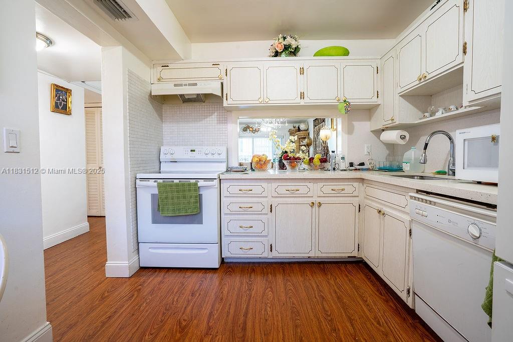 FIRST GULFSTREAM GARDEN - Residential Lease
