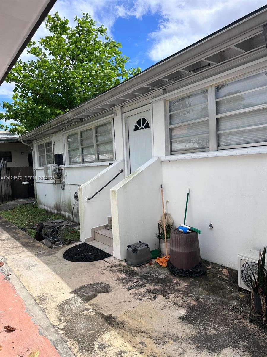 Very private, big and comfortable 1/1 with own patio and private entrance. Electricity, water and internet included on rent. Very quiet. Great area close to lejeune rd and calle 8.