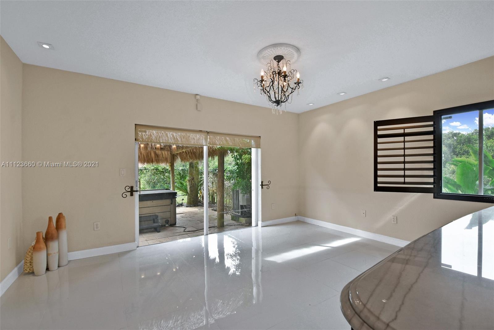 EMERALD LAKES - Residential