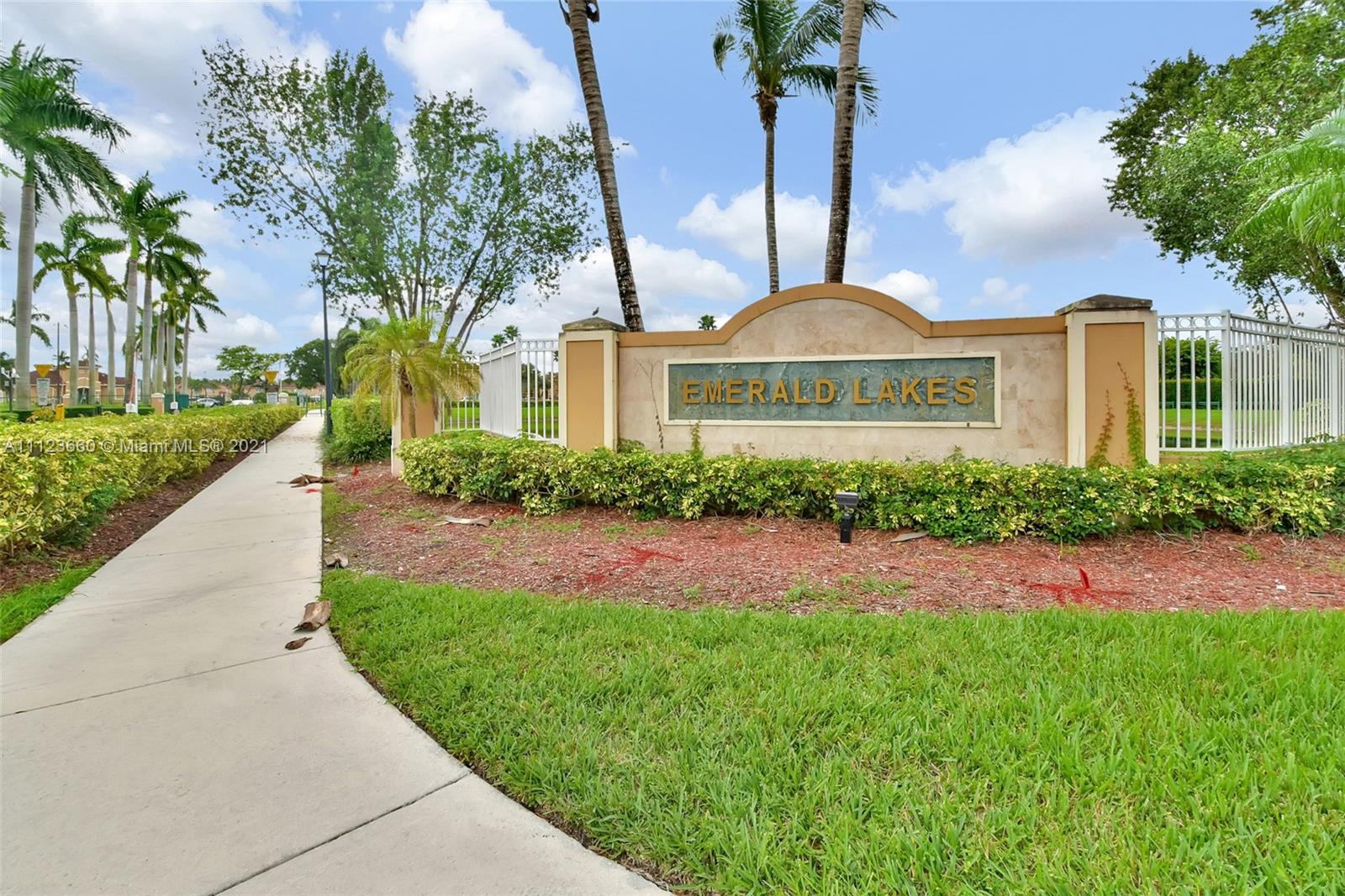 EMERALD LAKES - Residential