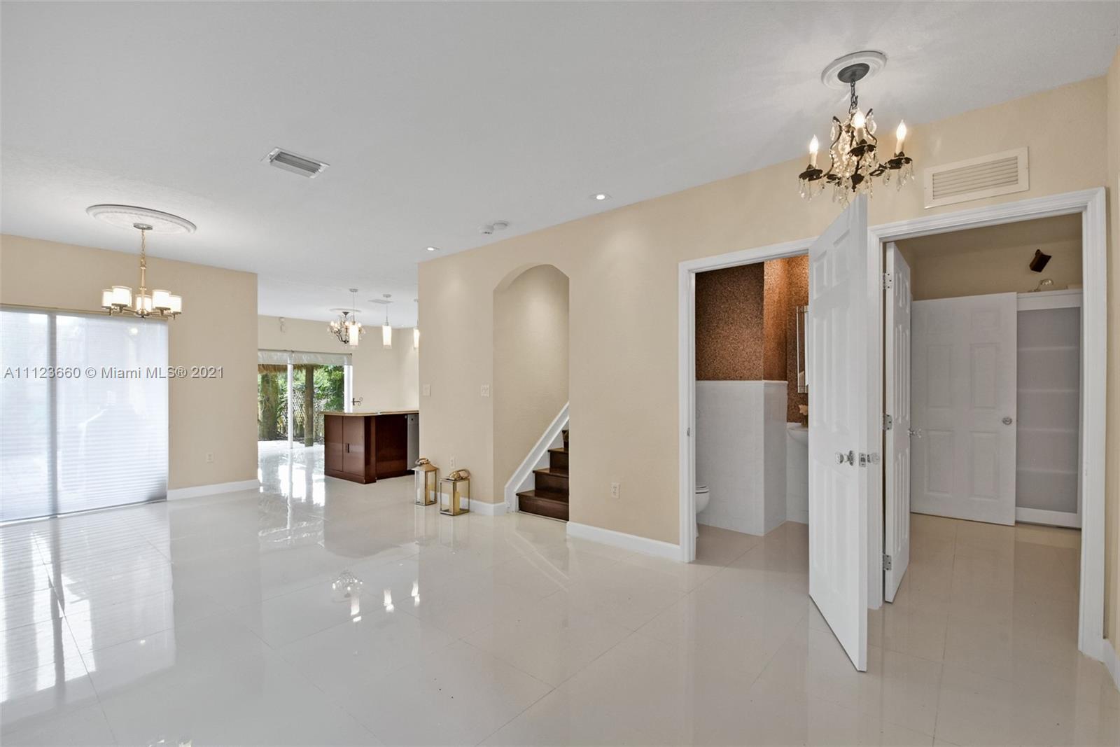 EMERALD LAKES - Residential