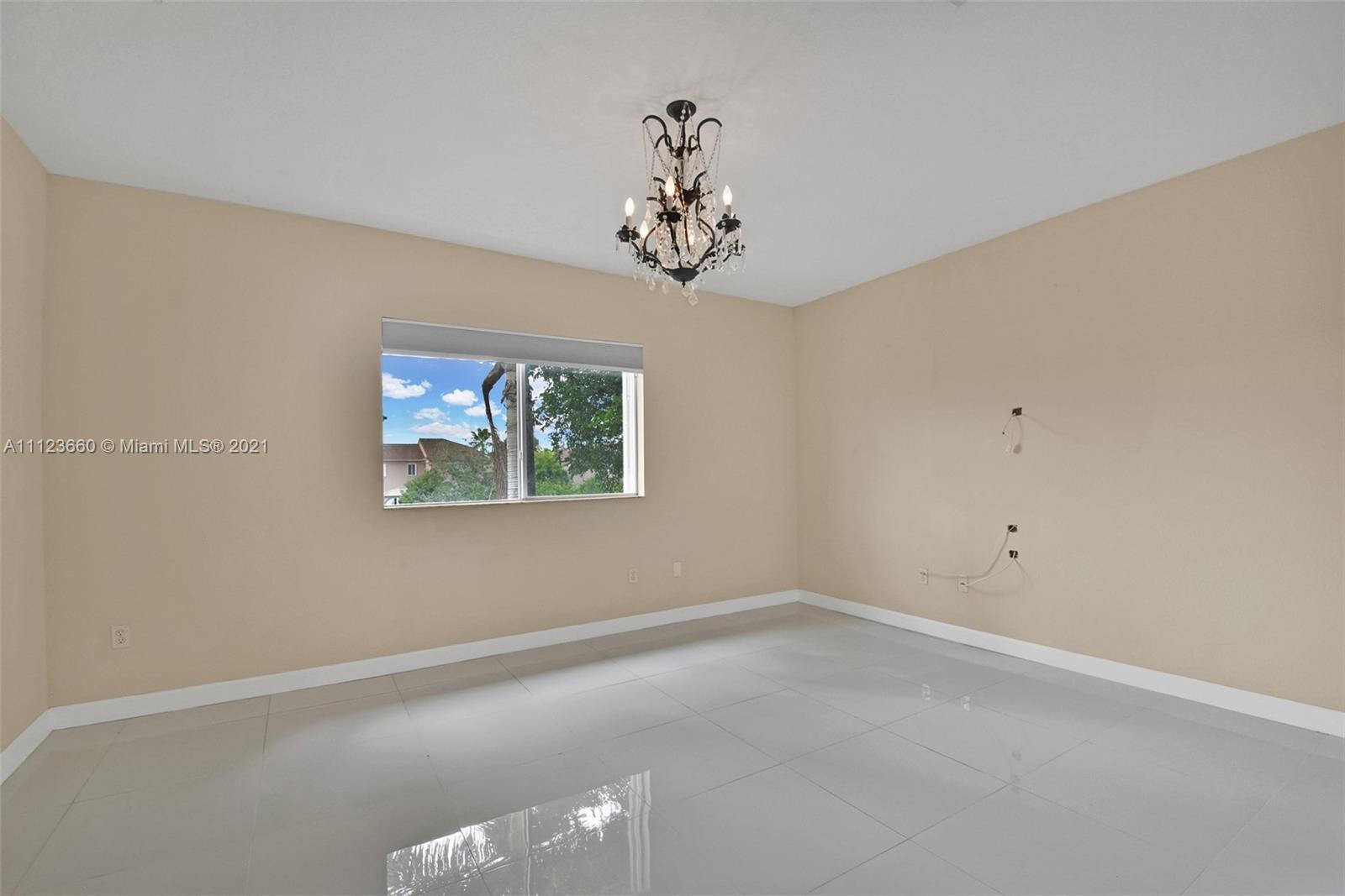 EMERALD LAKES - Residential