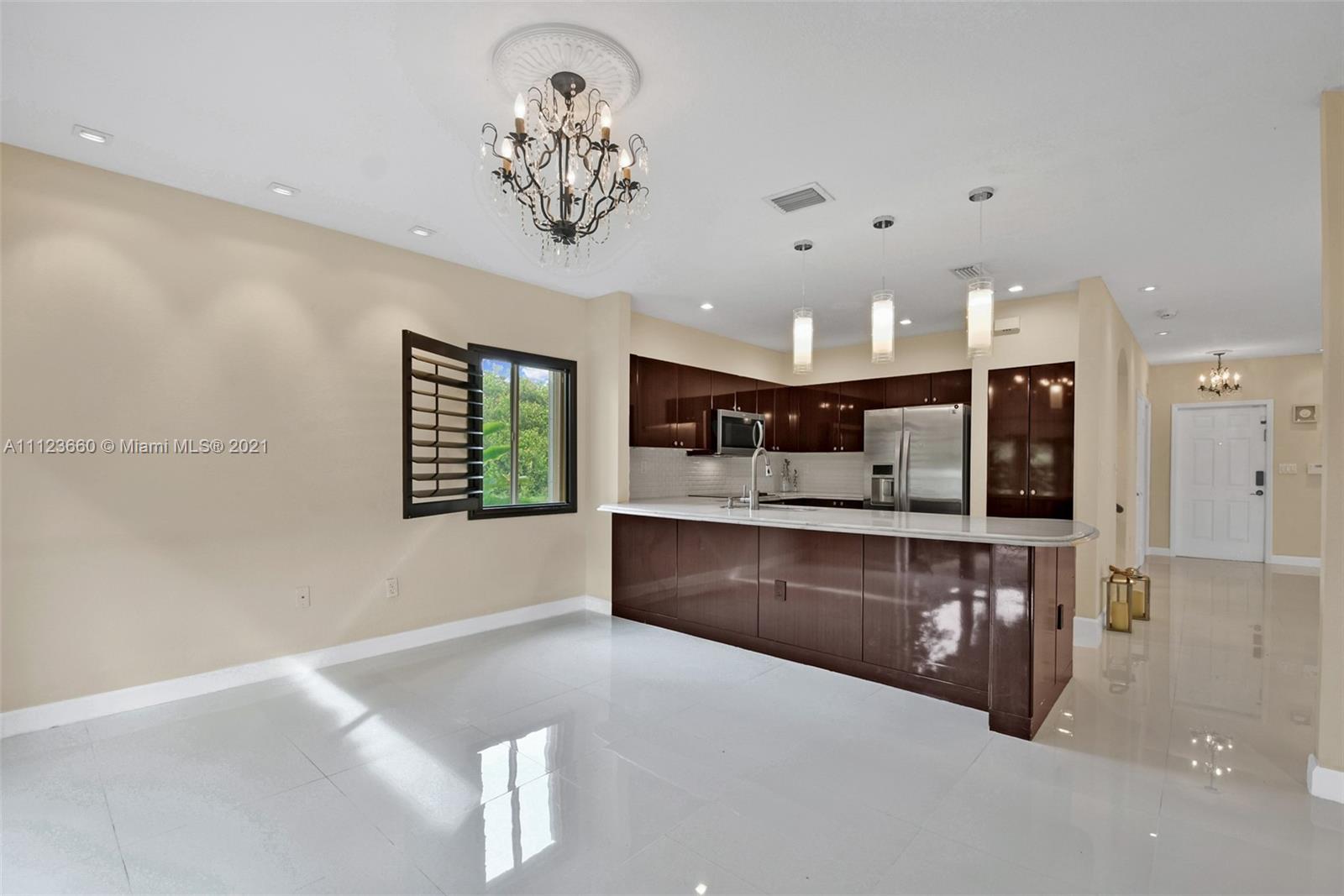EMERALD LAKES - Residential