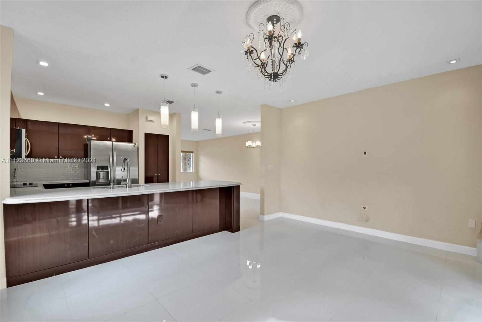 EMERALD LAKES - Residential