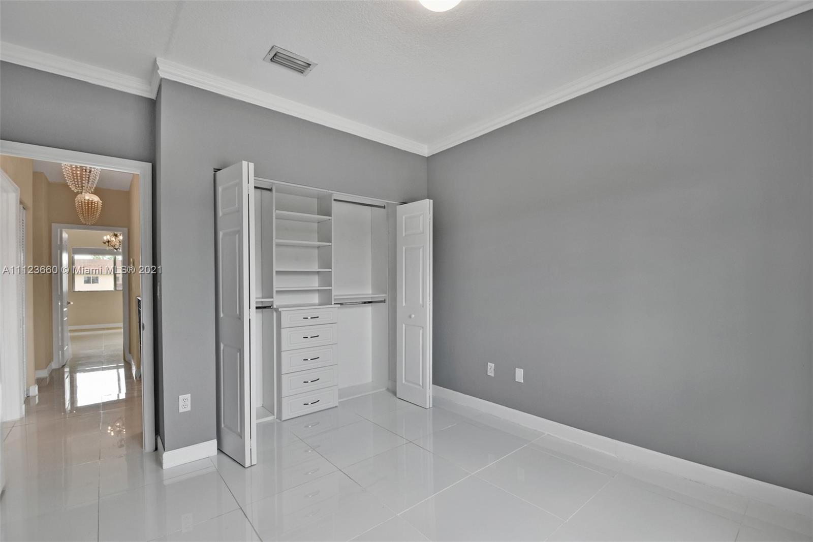 EMERALD LAKES - Residential