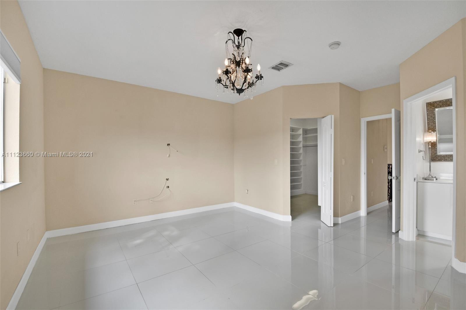 EMERALD LAKES - Residential
