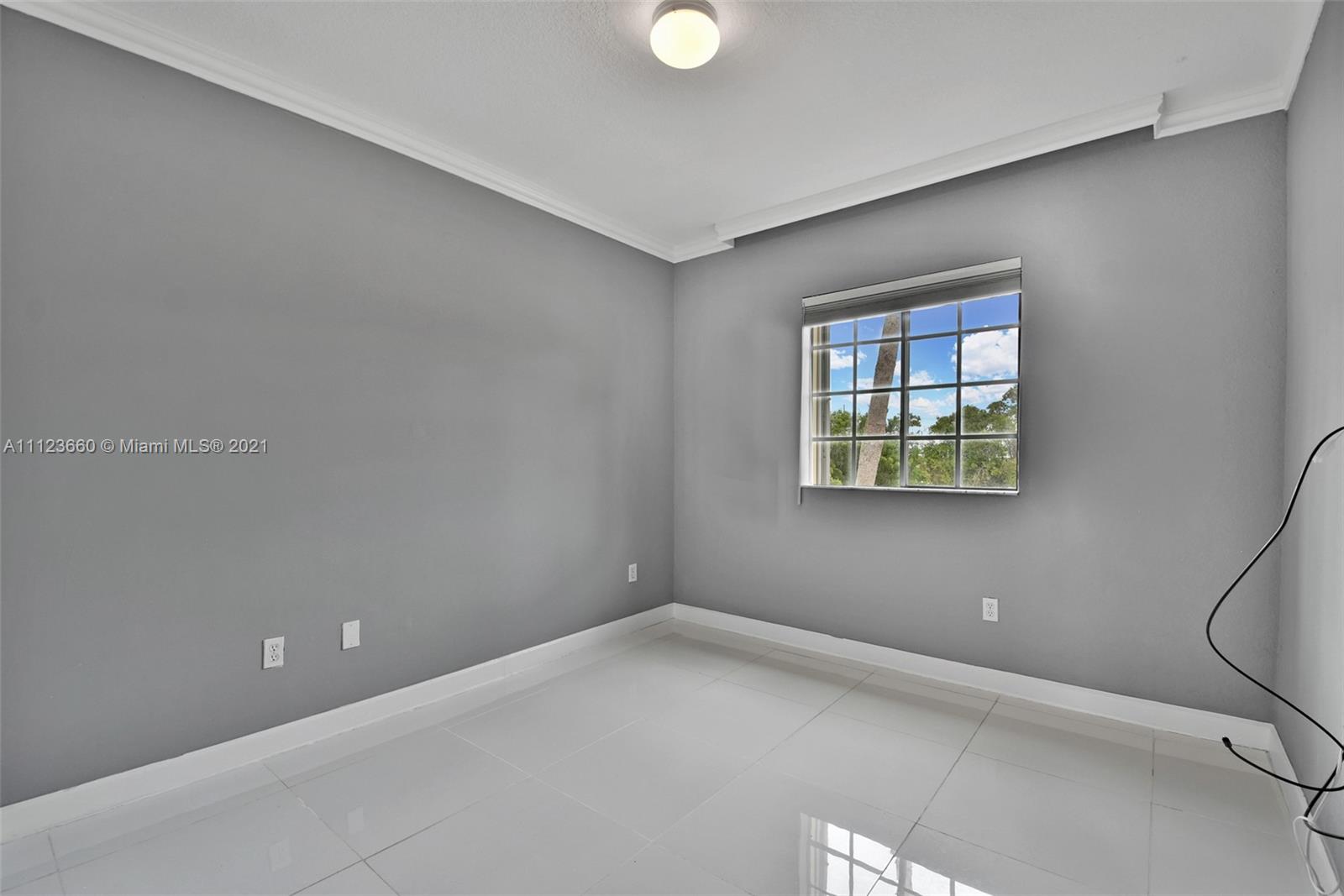 EMERALD LAKES - Residential