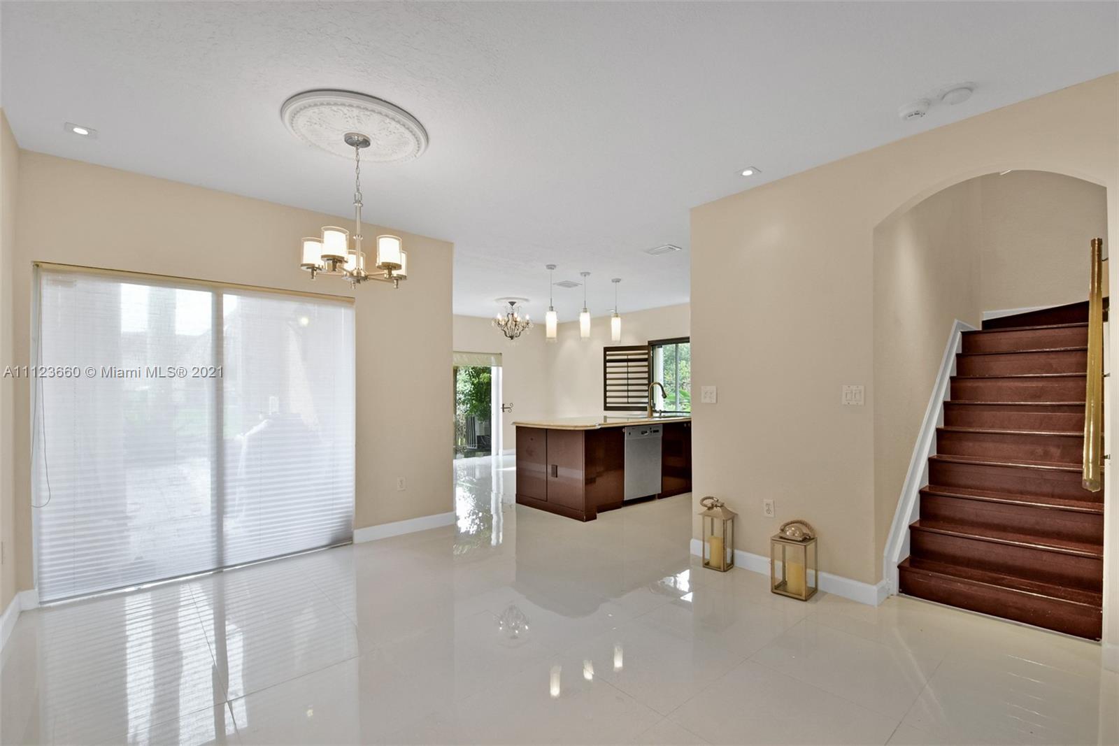 EMERALD LAKES - Residential