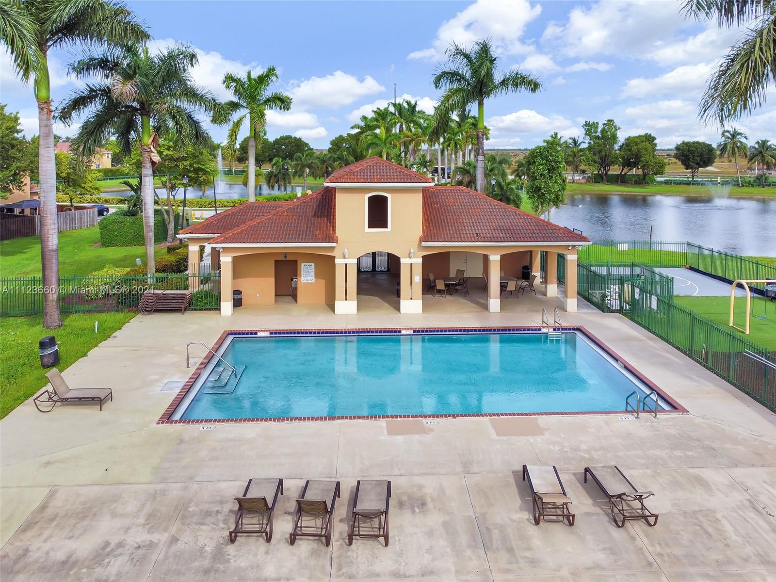 EMERALD LAKES - Residential