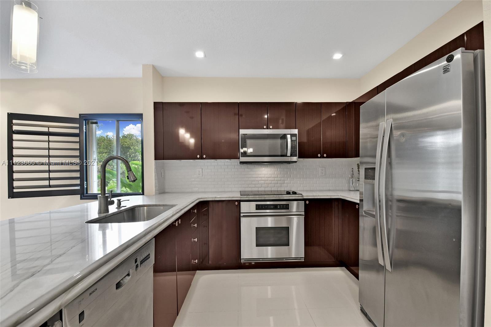 EMERALD LAKES - Residential