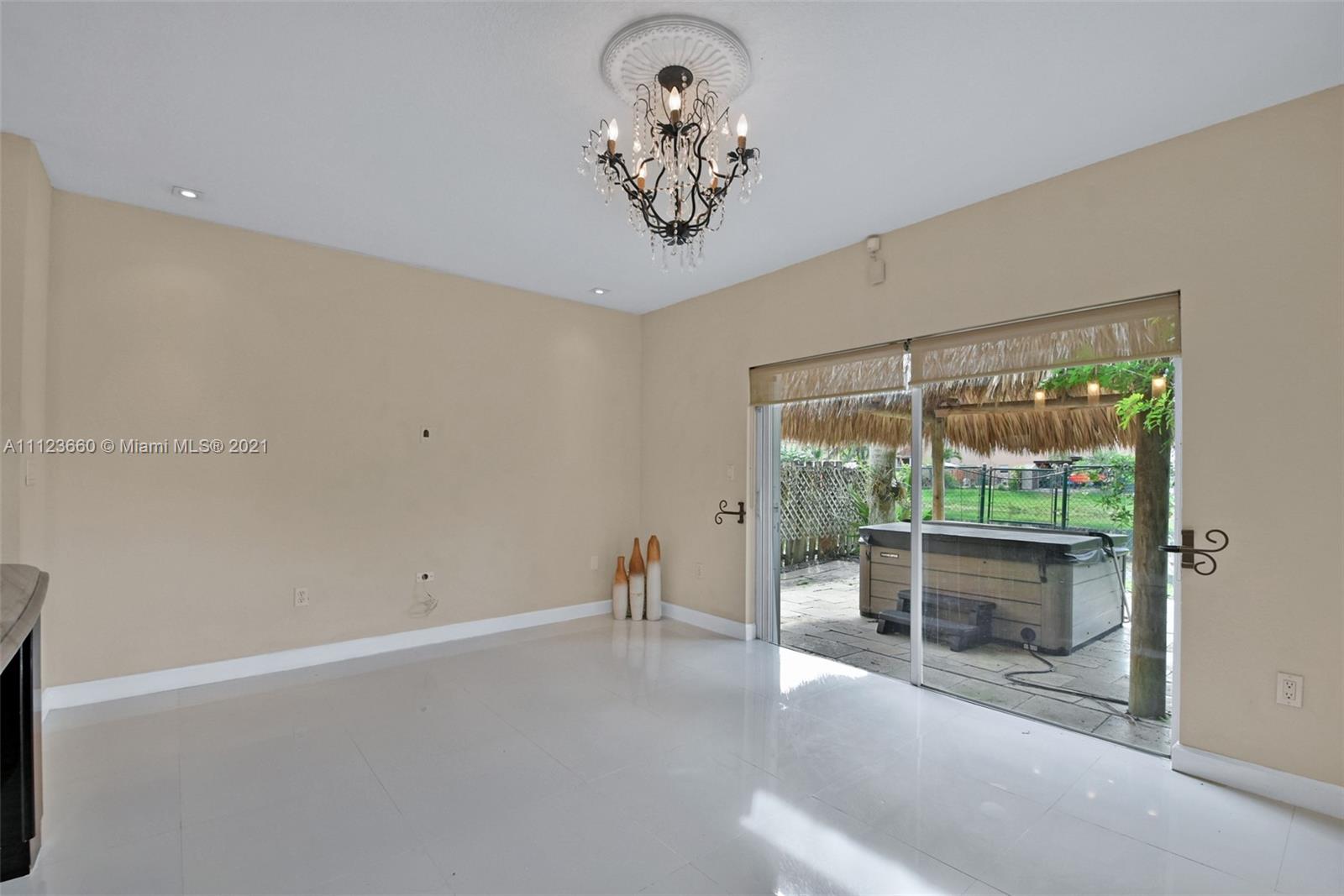 EMERALD LAKES - Residential