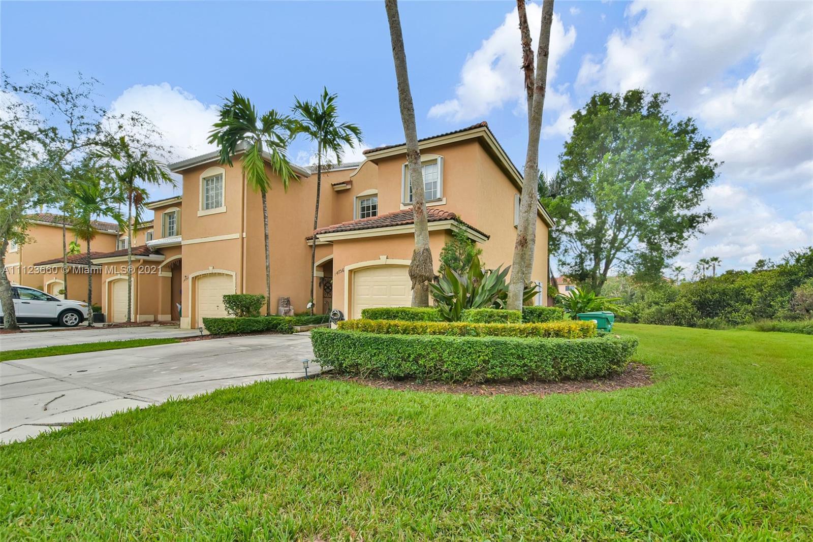 EMERALD LAKES - Residential