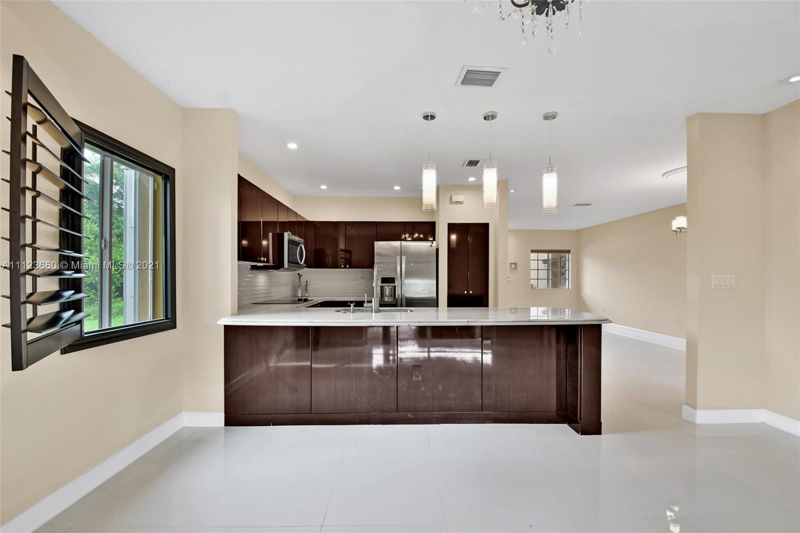 EMERALD LAKES - Residential