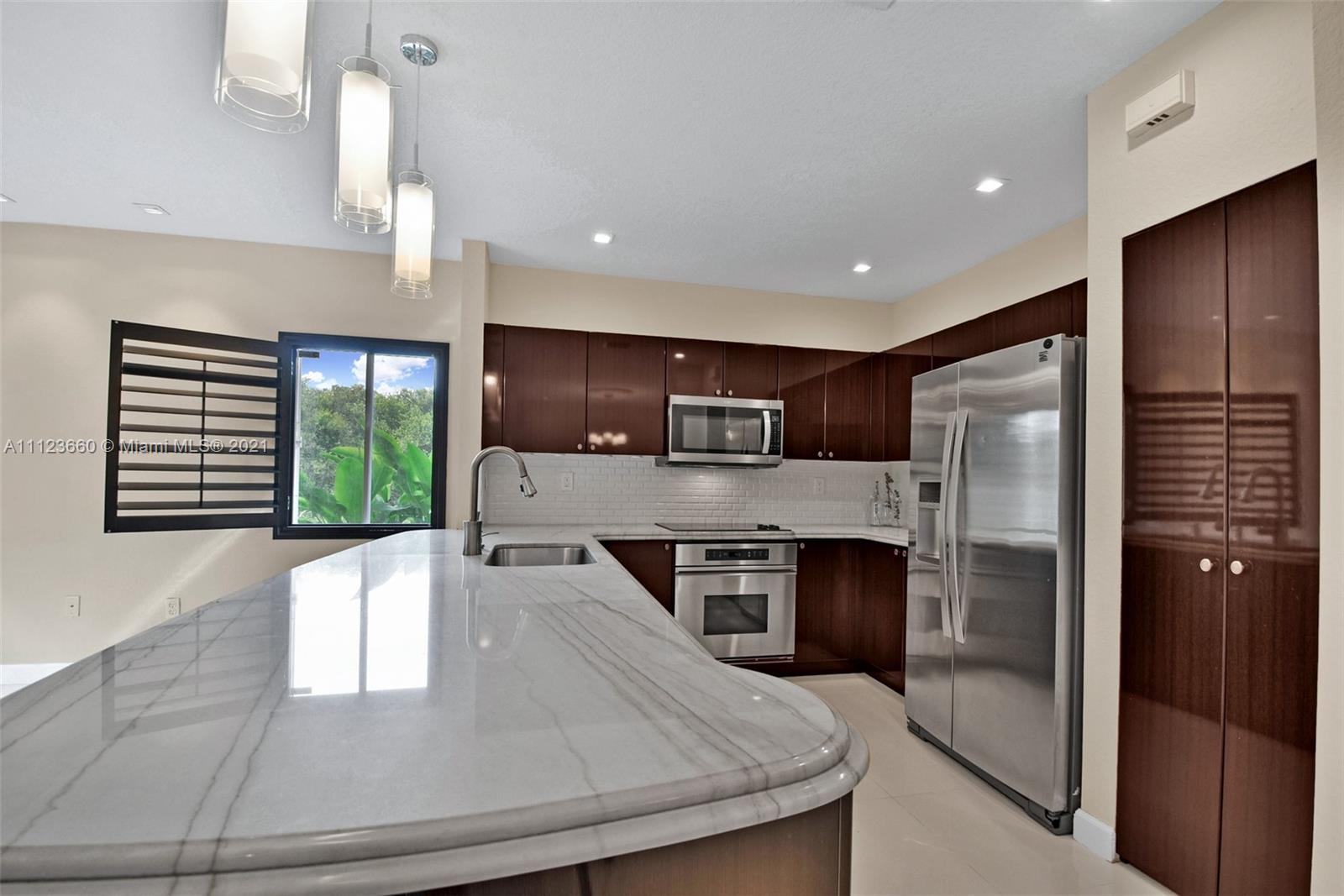EMERALD LAKES - Residential