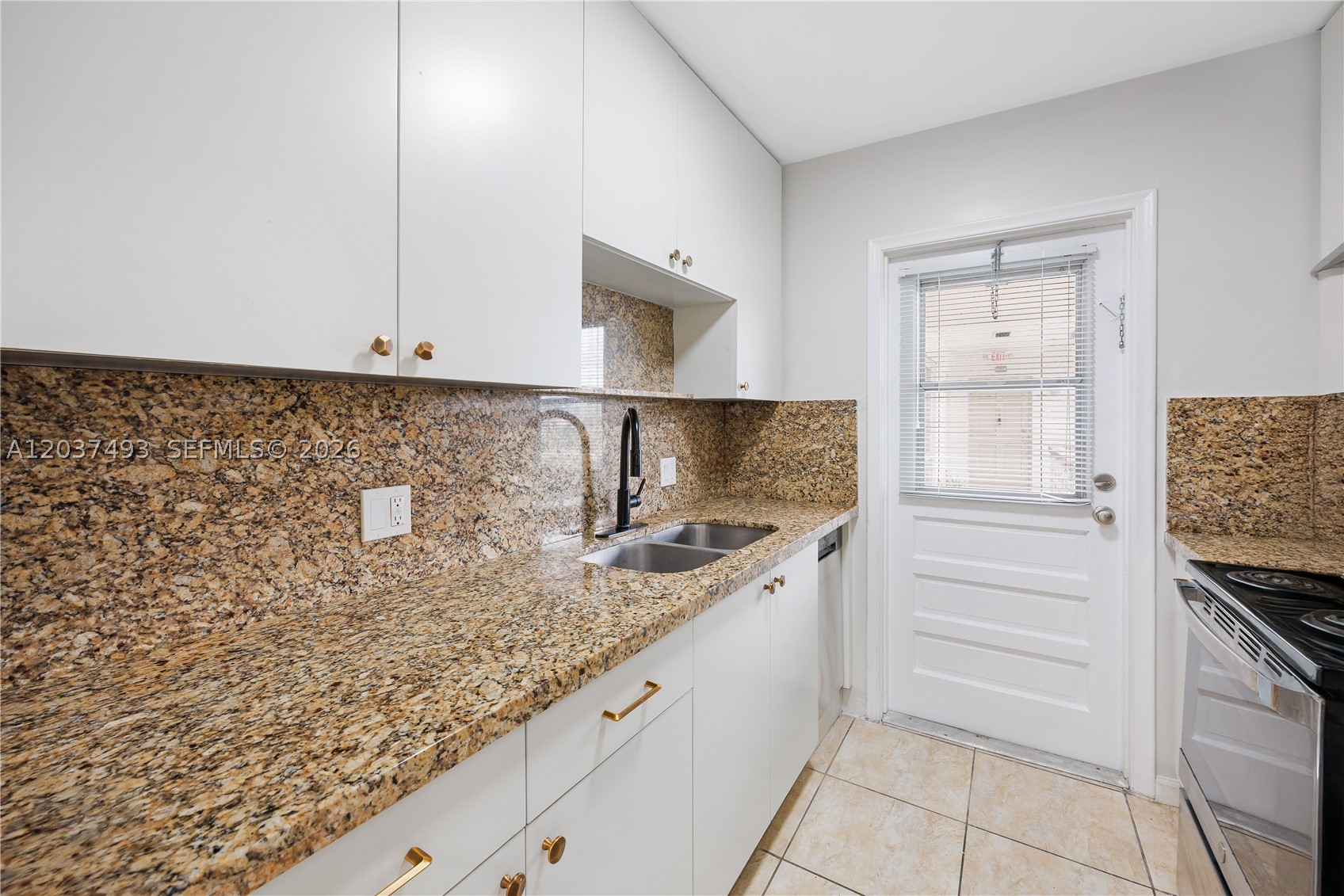 HOLLYWOOD HILLS - Residential Lease