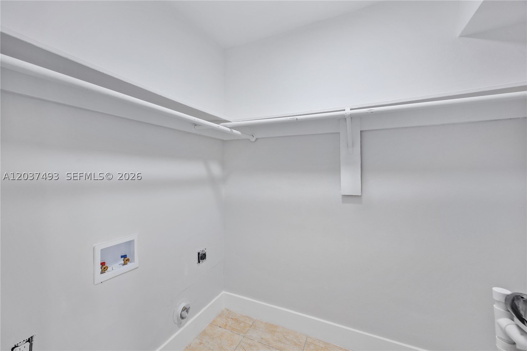 HOLLYWOOD HILLS - Residential Lease