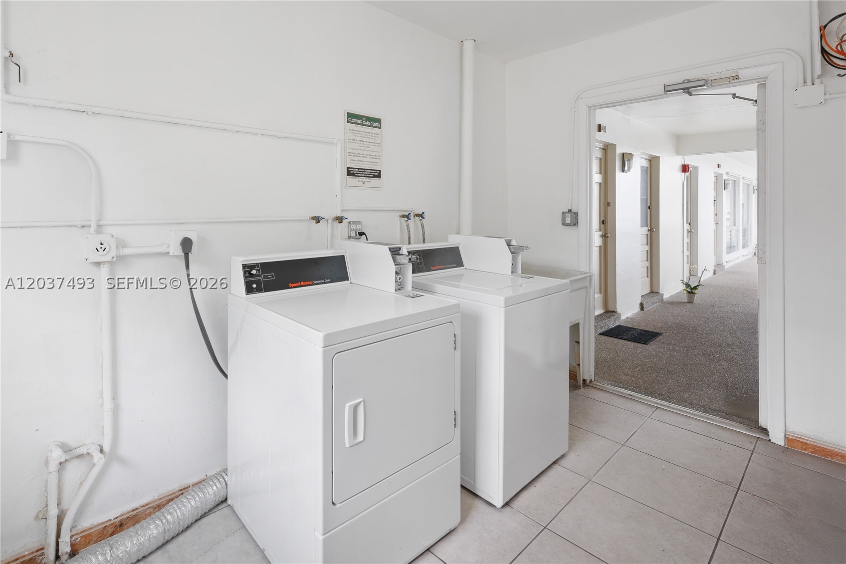 HOLLYWOOD HILLS - Residential Lease