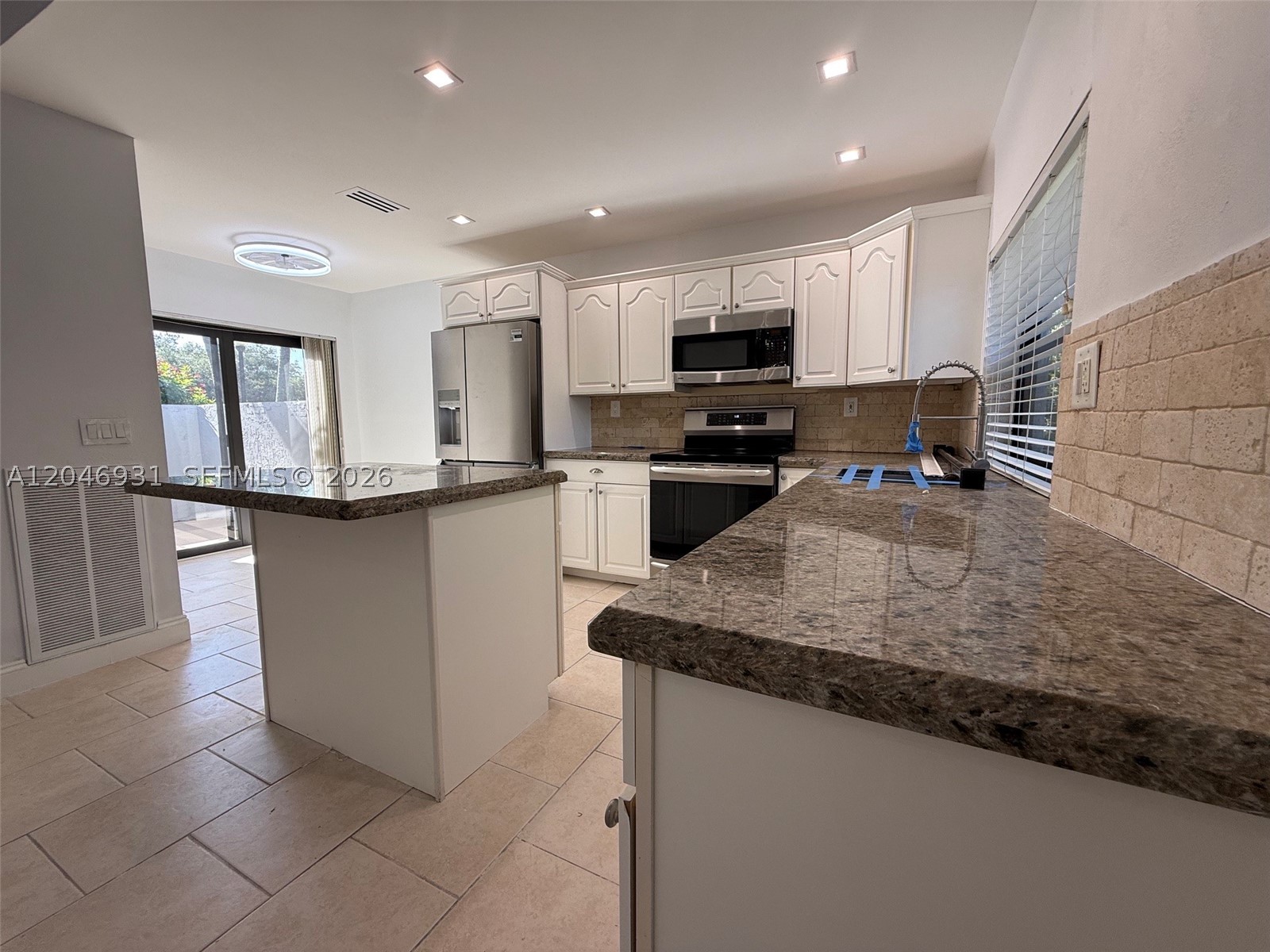 ESTADA OF LOS PASEOS - Residential Lease