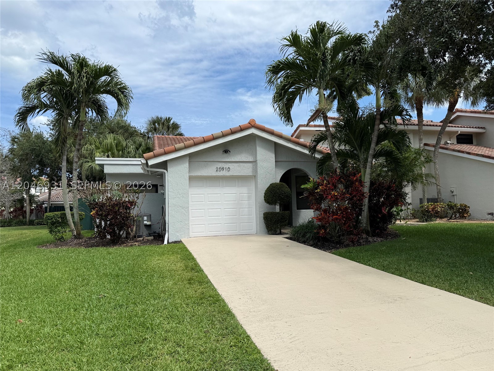 ESTADA OF LOS PASEOS - Residential Lease