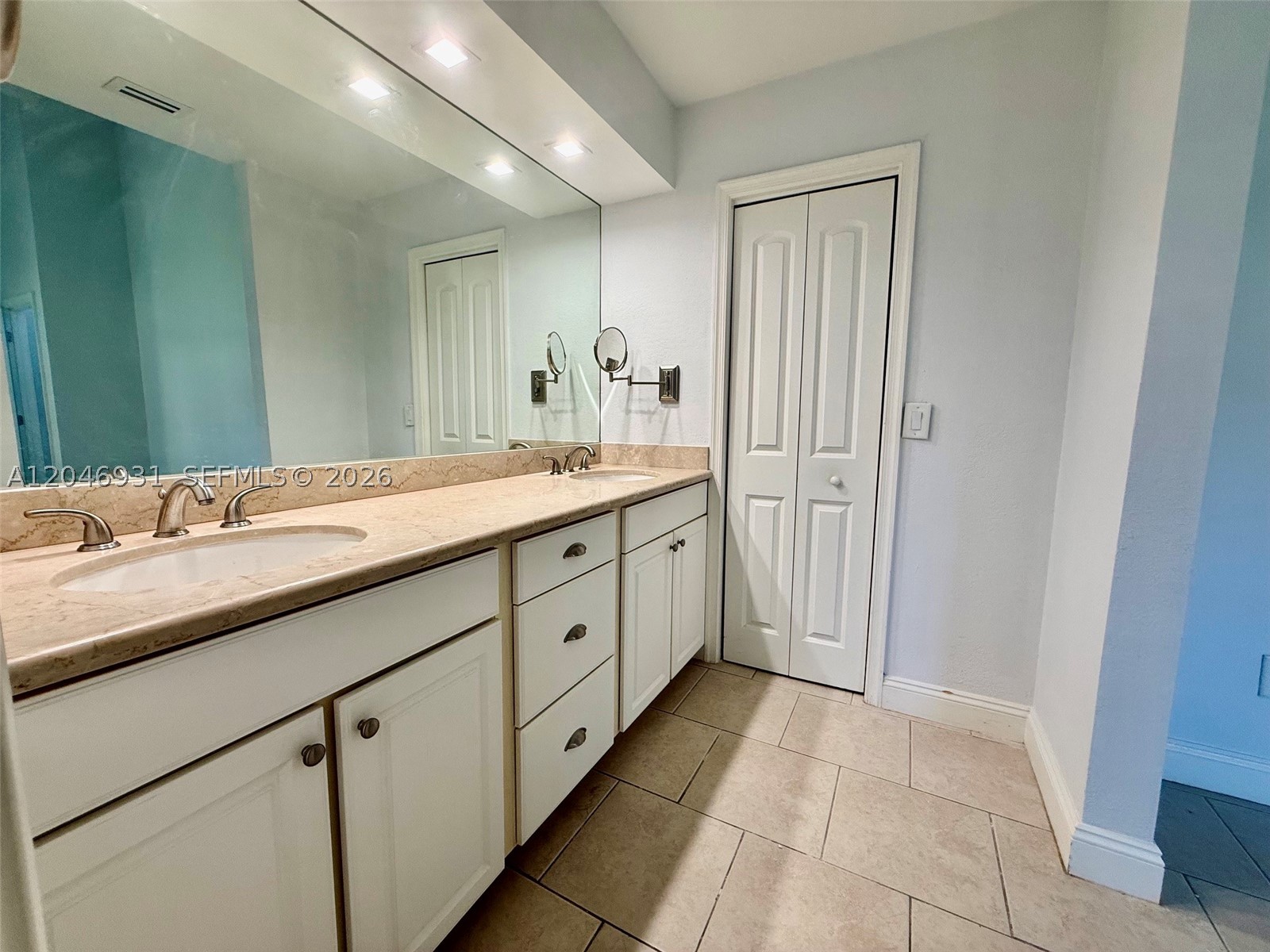 ESTADA OF LOS PASEOS - Residential Lease