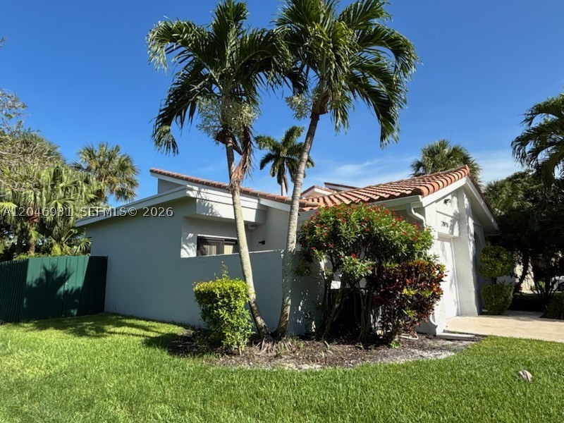 ESTADA OF LOS PASEOS - Residential Lease