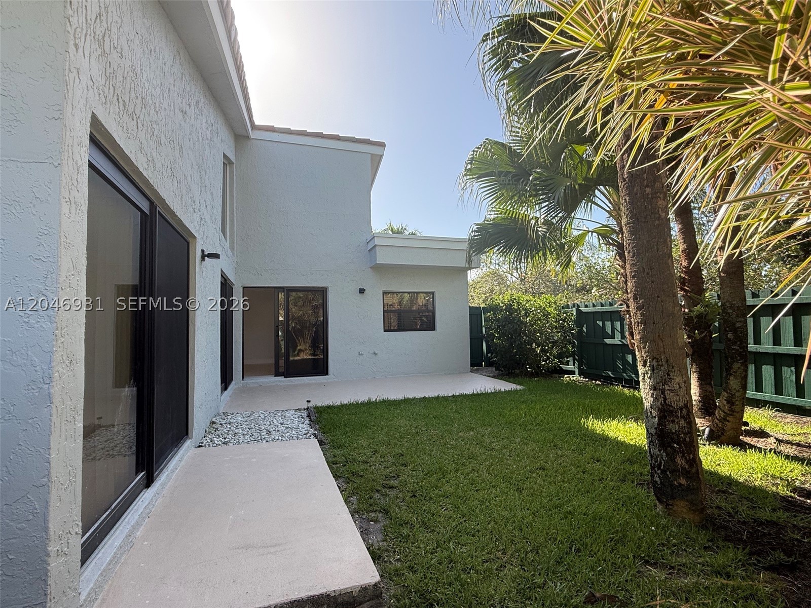 ESTADA OF LOS PASEOS - Residential Lease