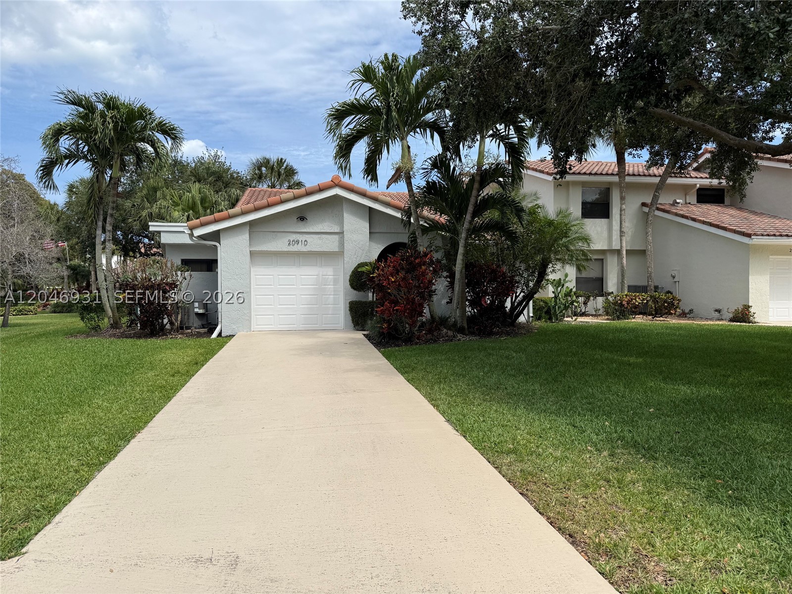 ESTADA OF LOS PASEOS - Residential Lease