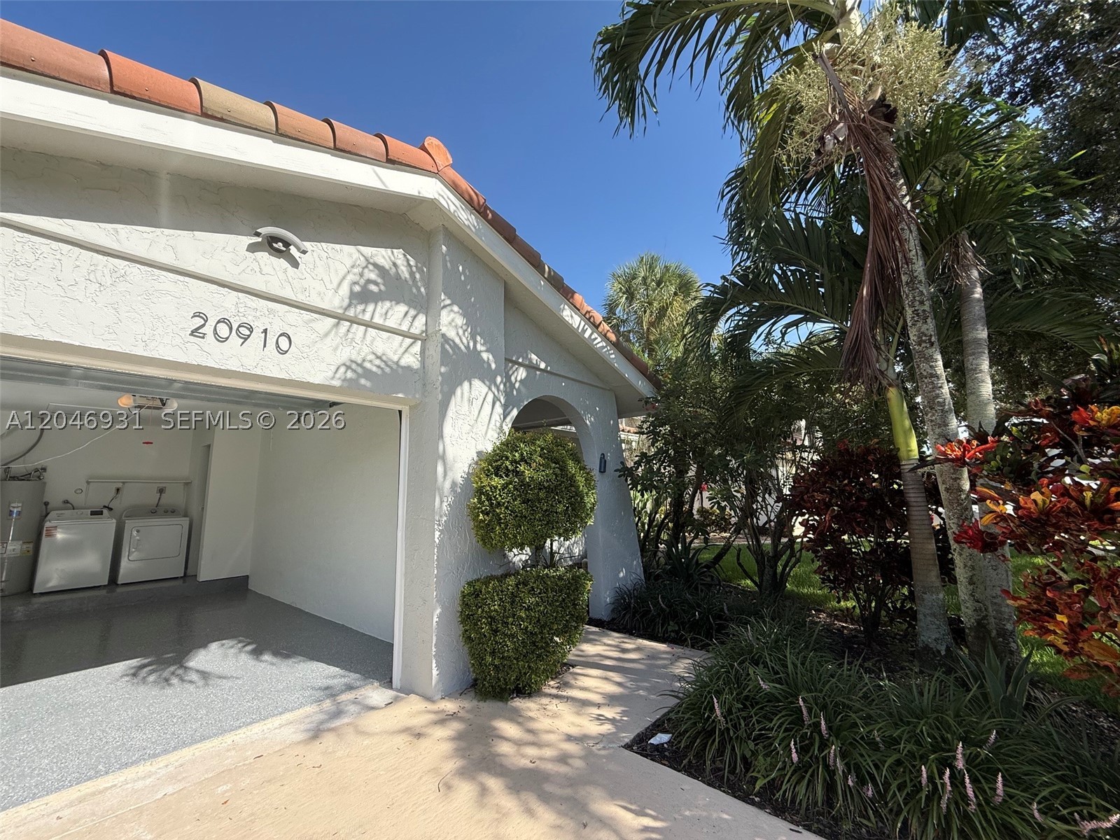 ESTADA OF LOS PASEOS - Residential Lease