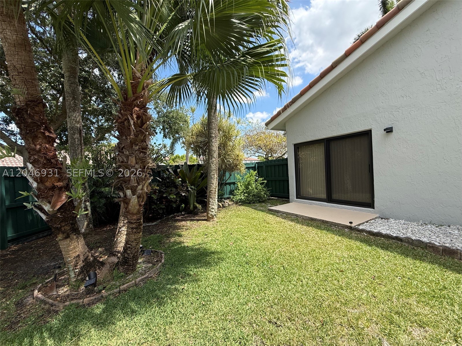 ESTADA OF LOS PASEOS - Residential Lease