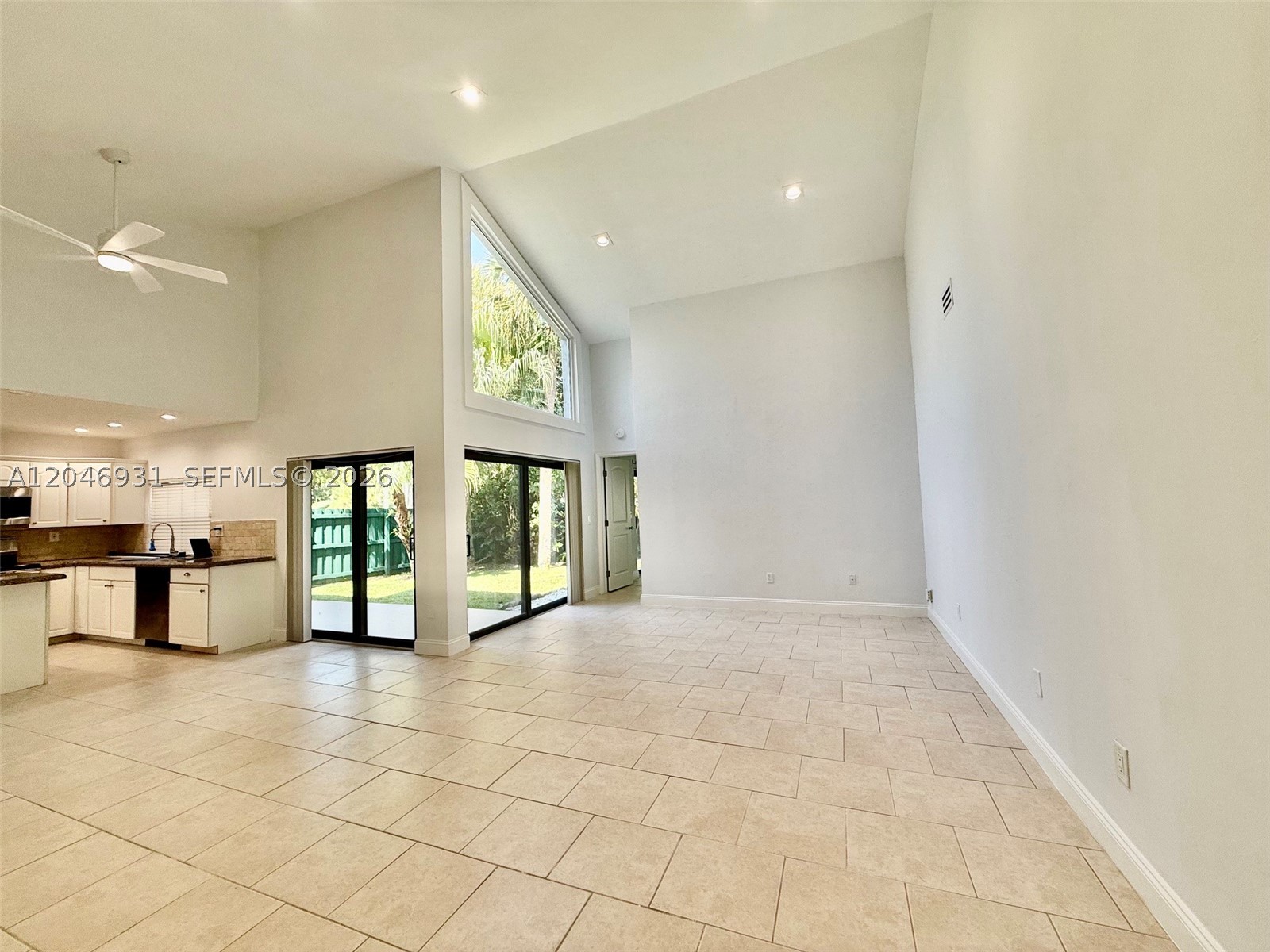 ESTADA OF LOS PASEOS - Residential Lease