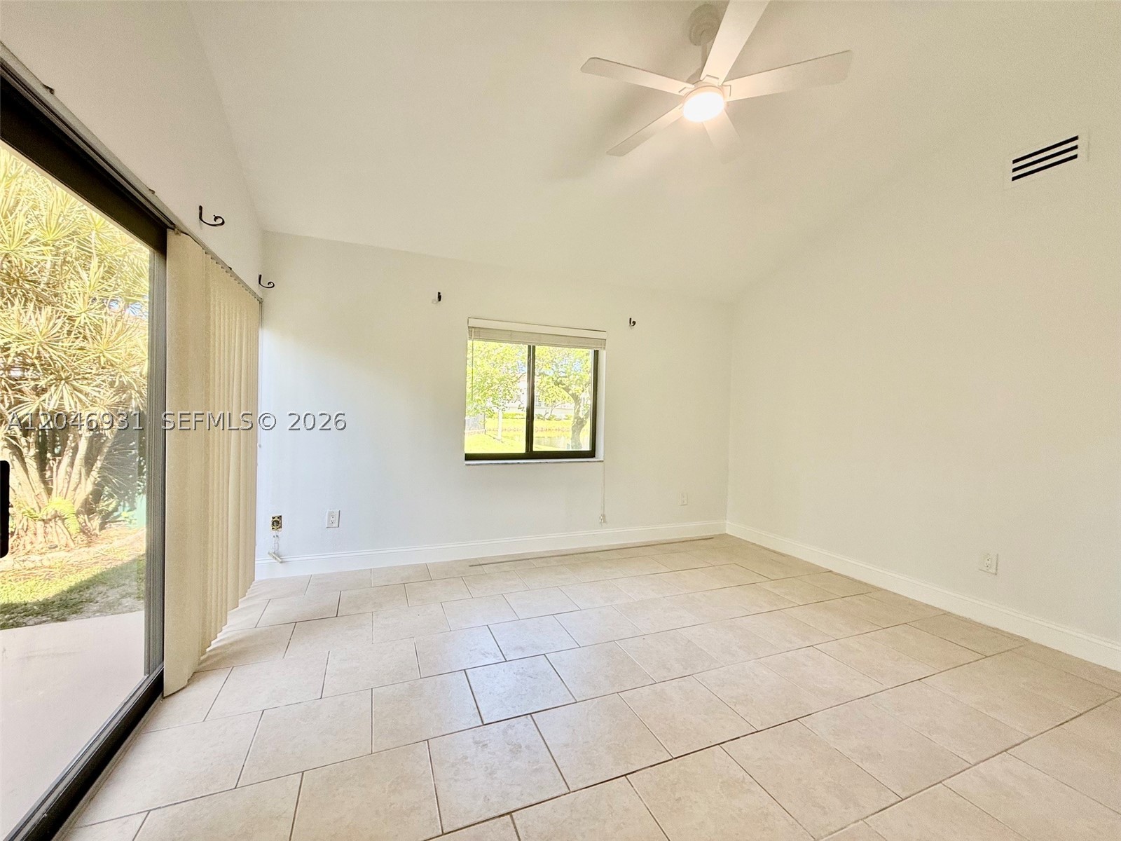 ESTADA OF LOS PASEOS - Residential Lease