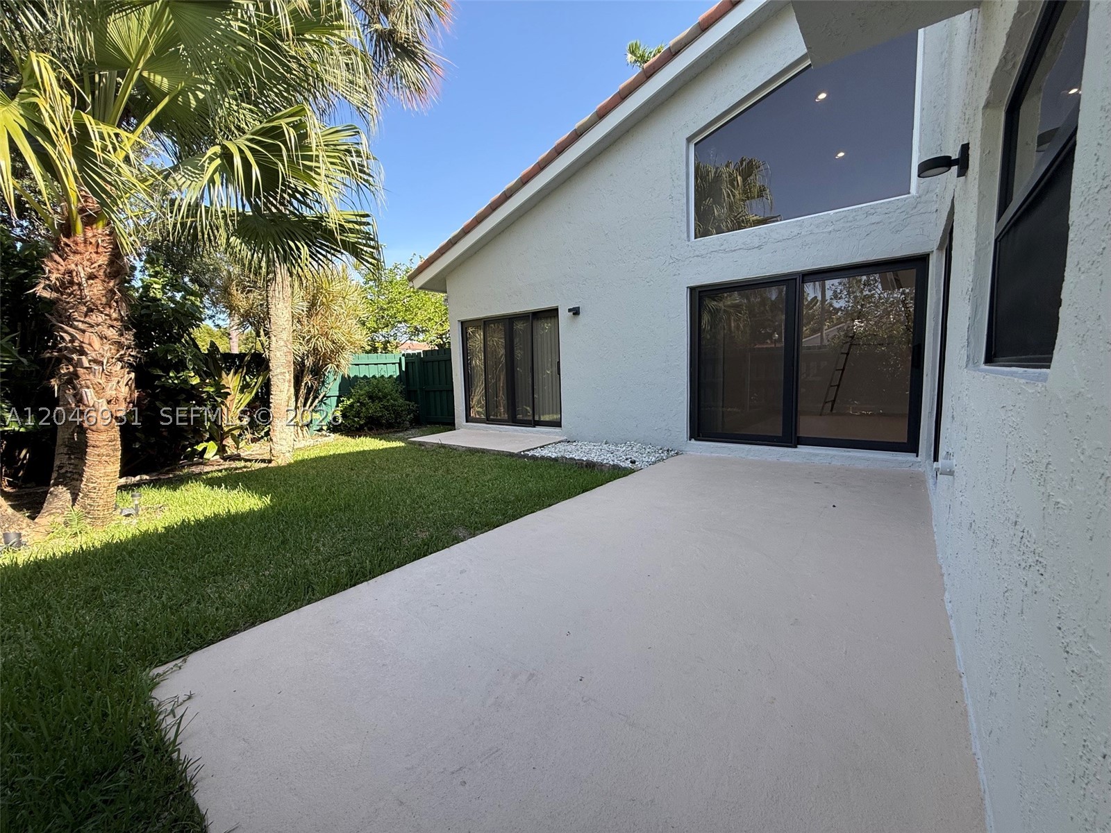 ESTADA OF LOS PASEOS - Residential Lease