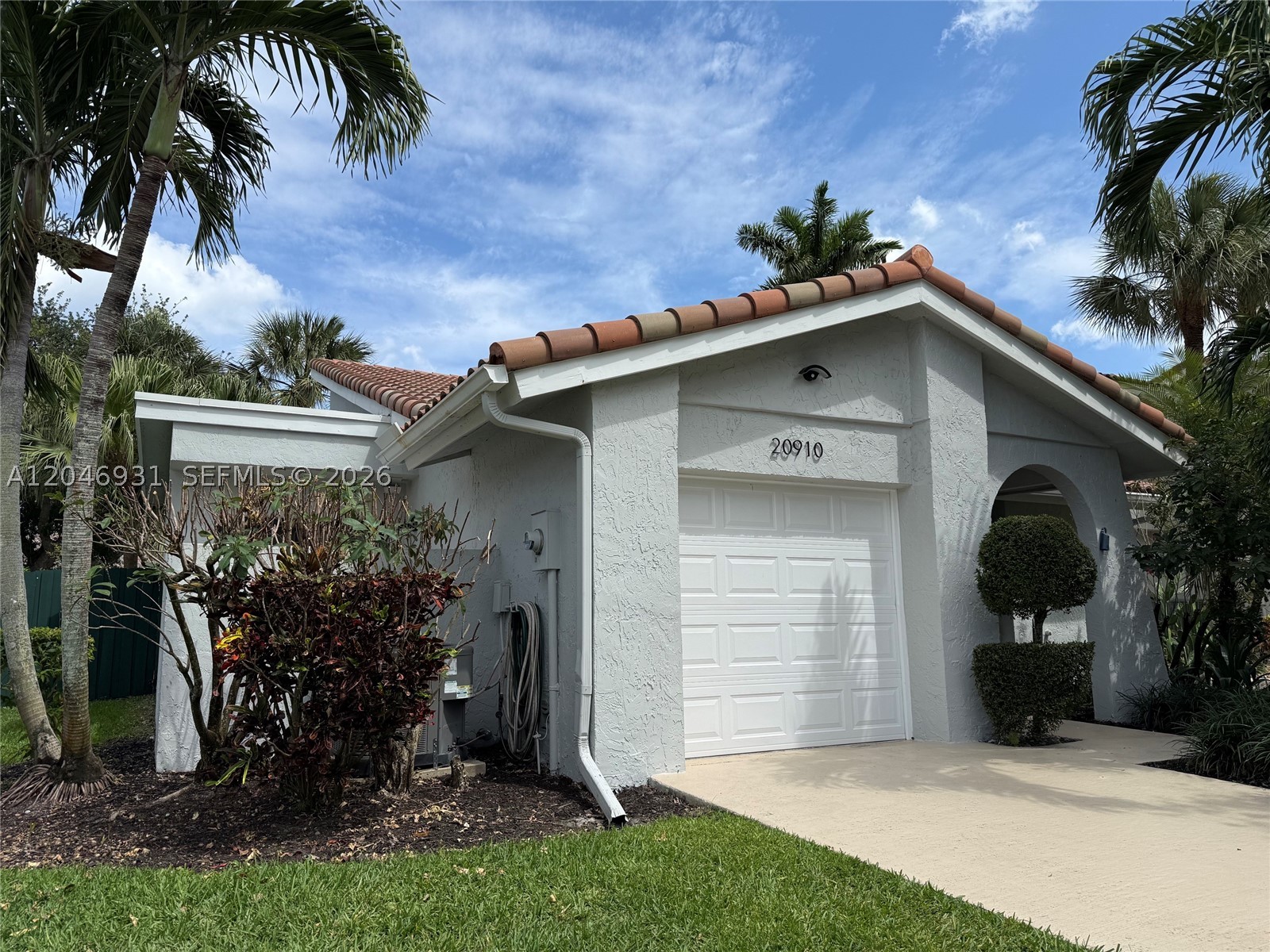 ESTADA OF LOS PASEOS - Residential Lease