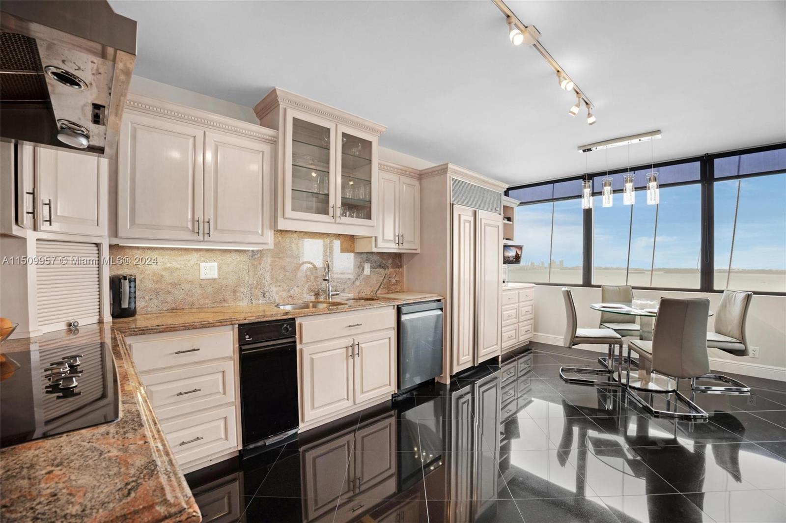 VILLA REGINA CONDO - Residential