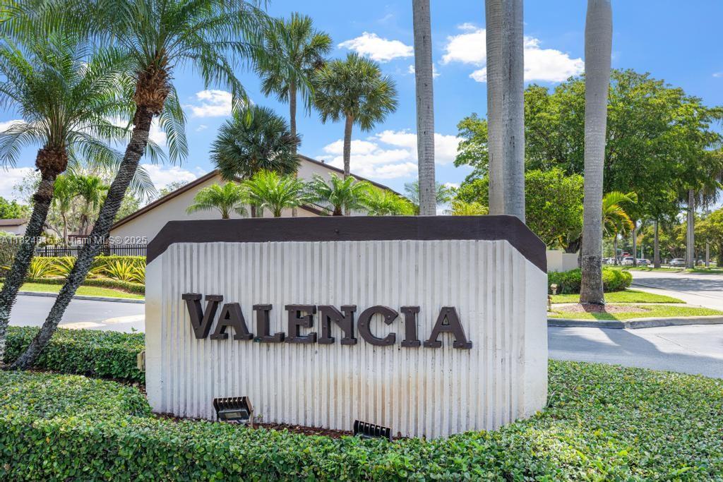 VALENCIA TOWNHOMES - Residential