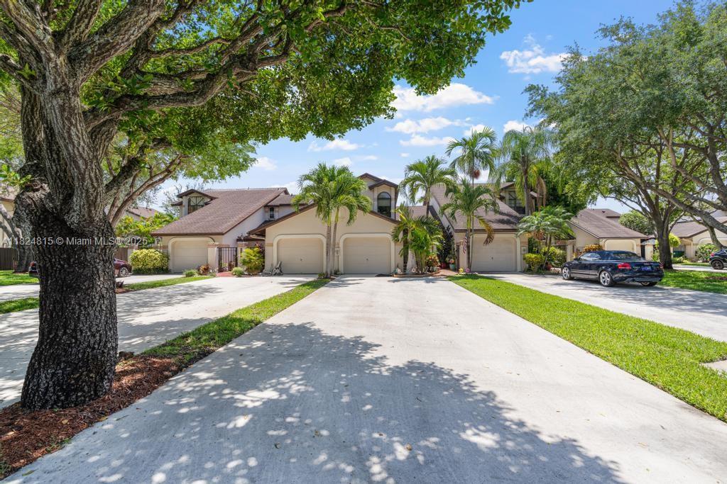 VALENCIA TOWNHOMES - Residential