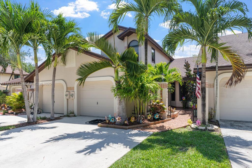 VALENCIA TOWNHOMES - Residential