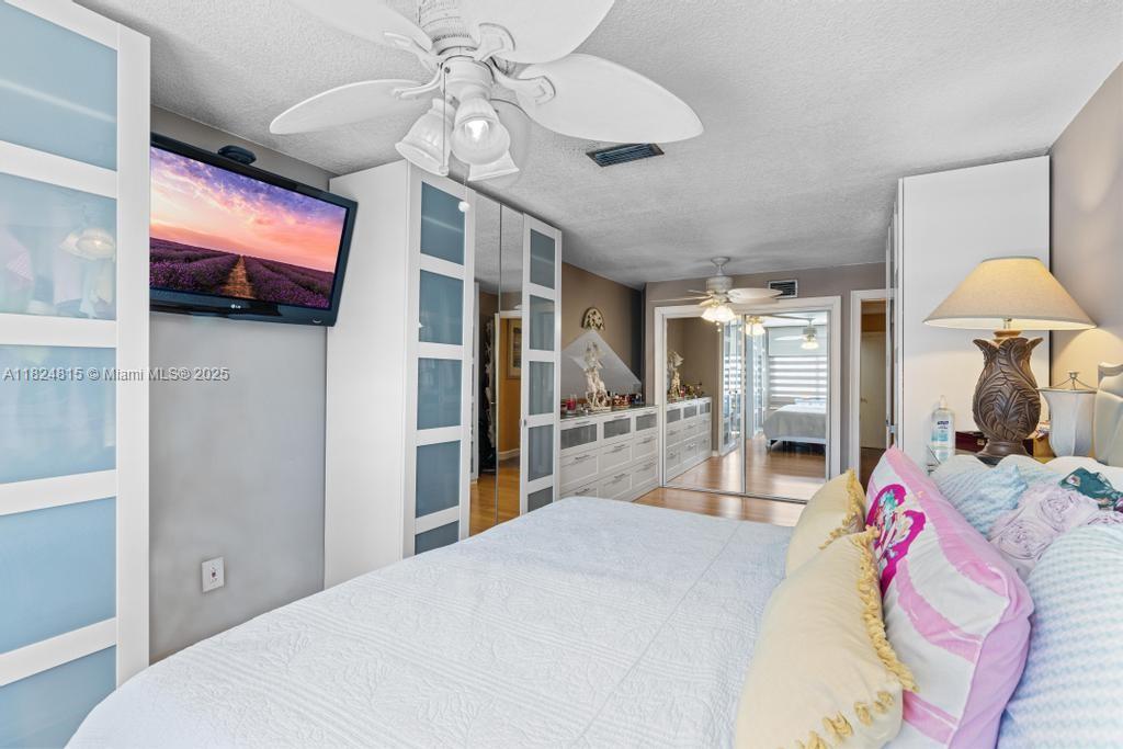 VALENCIA TOWNHOMES - Residential