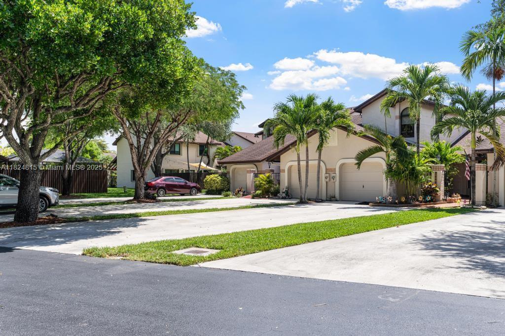 VALENCIA TOWNHOMES - Residential