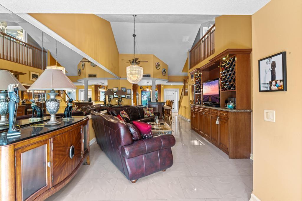 VALENCIA TOWNHOMES - Residential