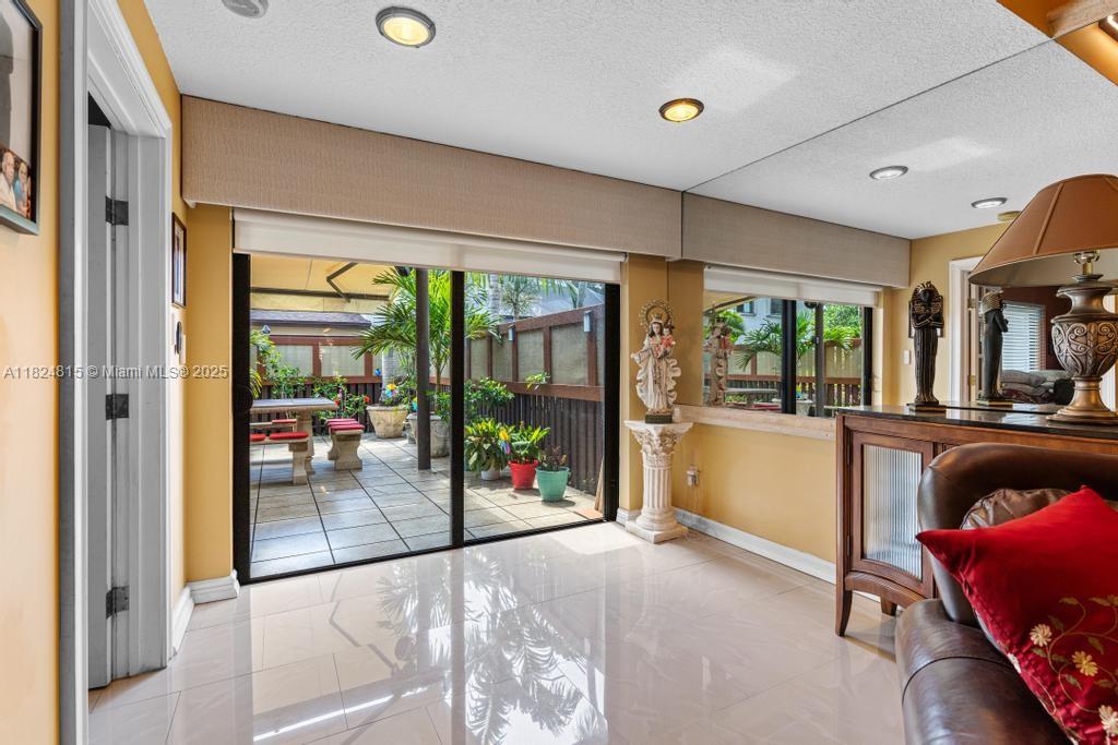 VALENCIA TOWNHOMES - Residential