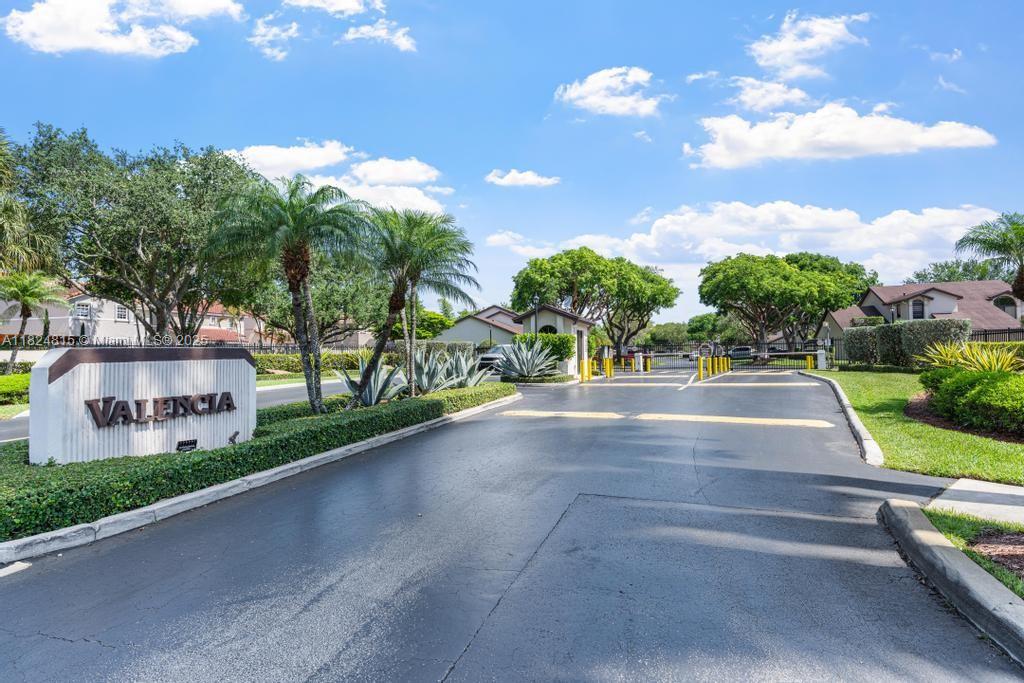 VALENCIA TOWNHOMES - Residential