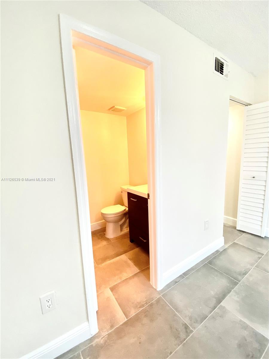 CORAL POINTE TOWNHOMES CO - Residential Lease