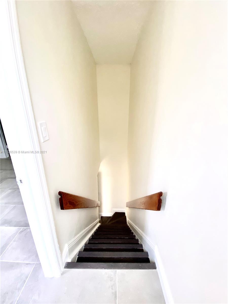 CORAL POINTE TOWNHOMES CO - Residential Lease