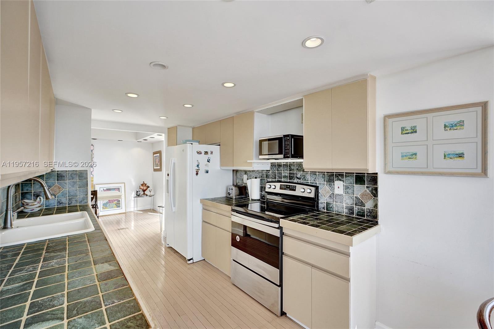 TOWERS OF QUAYSIDE CONDO - Residential