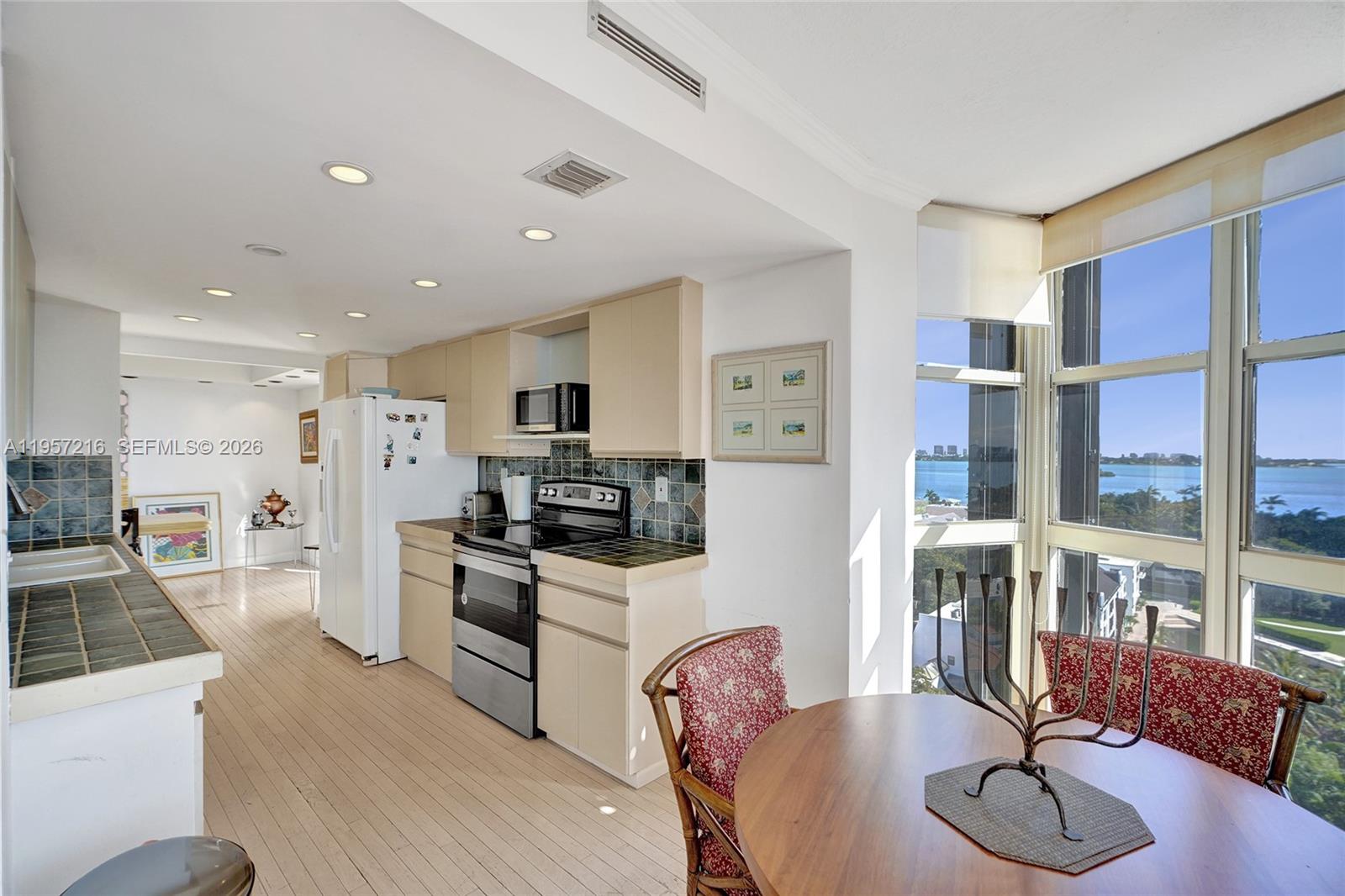 TOWERS OF QUAYSIDE CONDO - Residential
