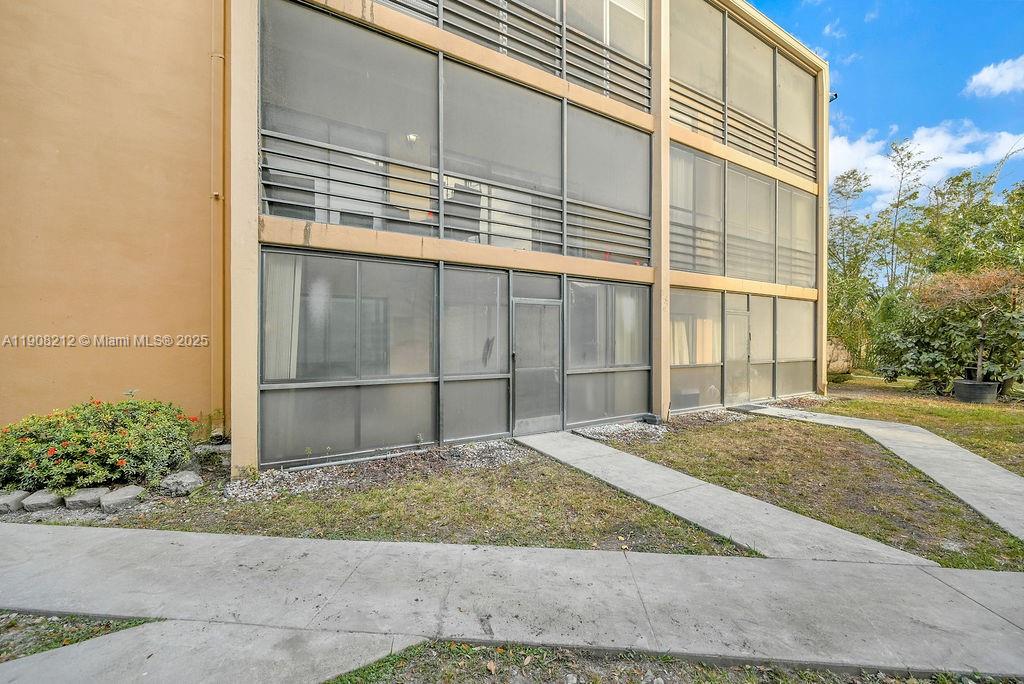 EMERALD HILLS C C APTS CO - Residential