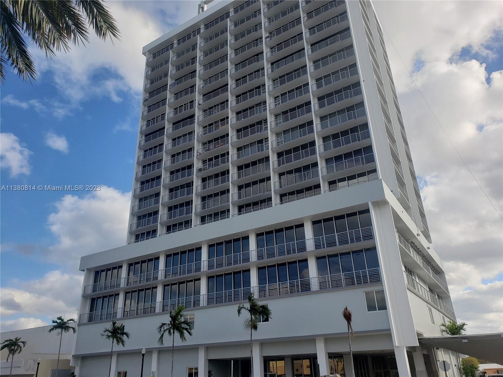 LOCATION LOCATION LOCATION!  LOCATED IN THE HEART OF HOLLYWODD BEACH BY YOUNG CIRCLE.  CLOSE TO EVERYTHING.  RENTERS PARADISE!  AIRBNB OK! GREAT INVESTMENT OPPORTUNITY. MOTIVATED SELLER!!!